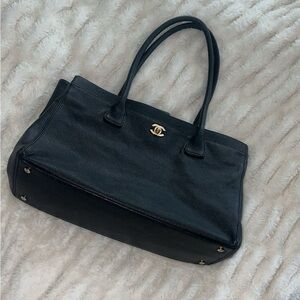 COPY - Black vintage Chanel leather bag with straps.